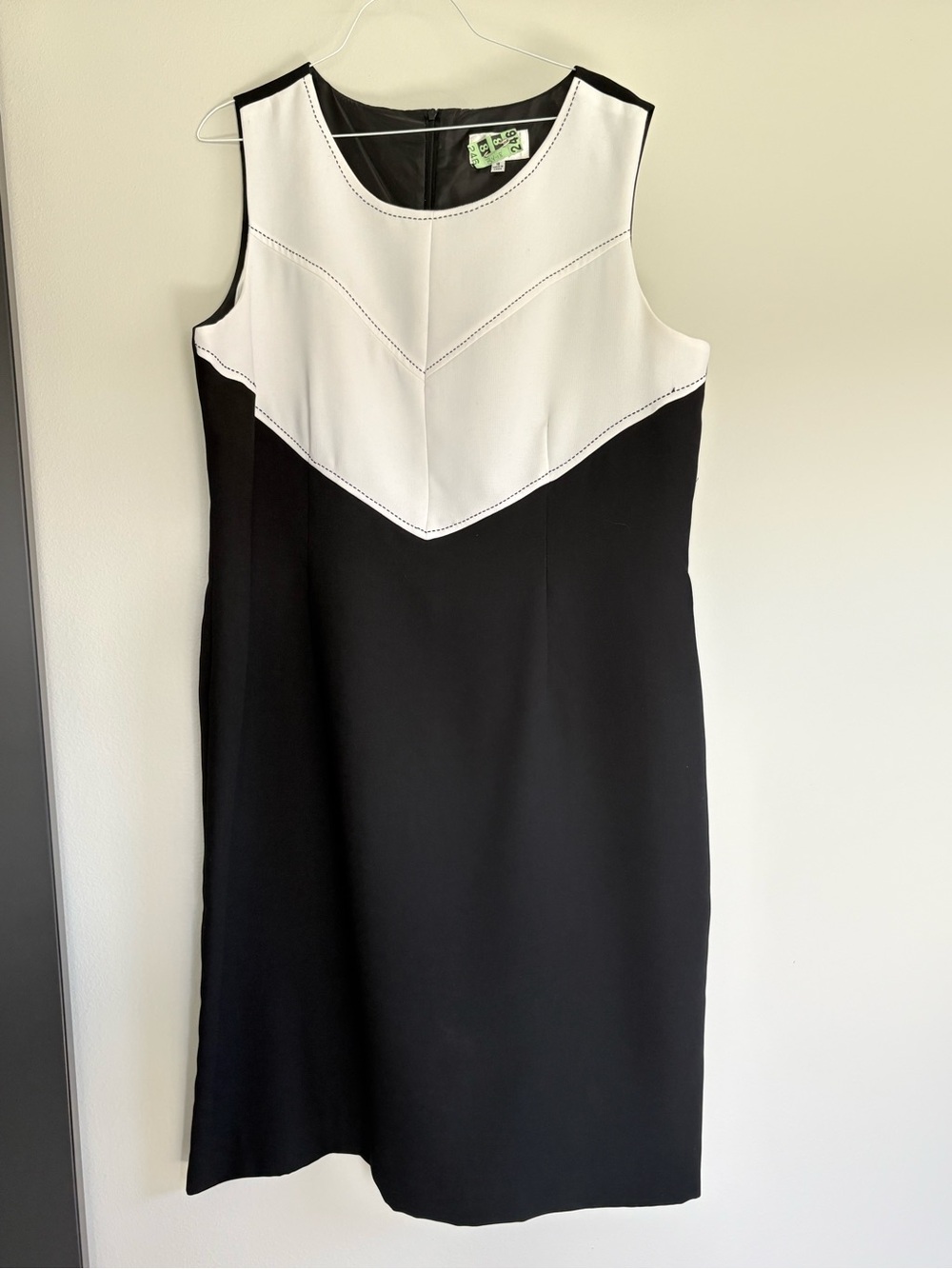 Studio I Black and White Sleeveless Chevron Shift Dress
